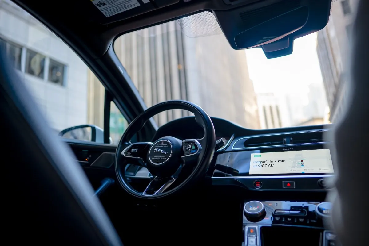 Waymo'dan Atlanta'da Şok Karar: Robotaksiler Sel Sularına Kapılınca Hizmet Durduruldu