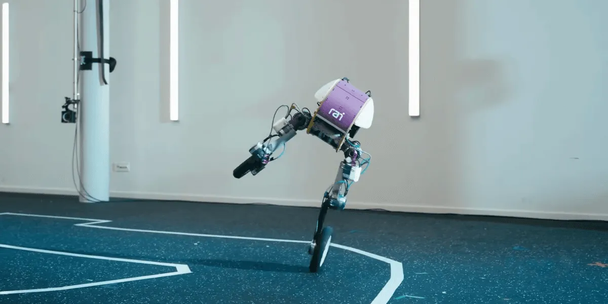 İki Ayaklı Robot Yürüyor